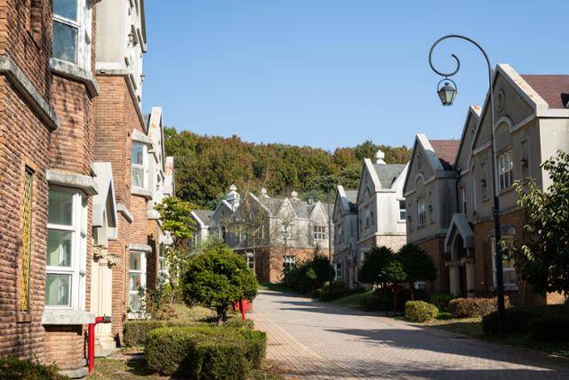 2006년 운영을 시작한 파주영어마을은 현재 교육생이 아닌 일반 방문객에도 무료로 개방돼 있다.