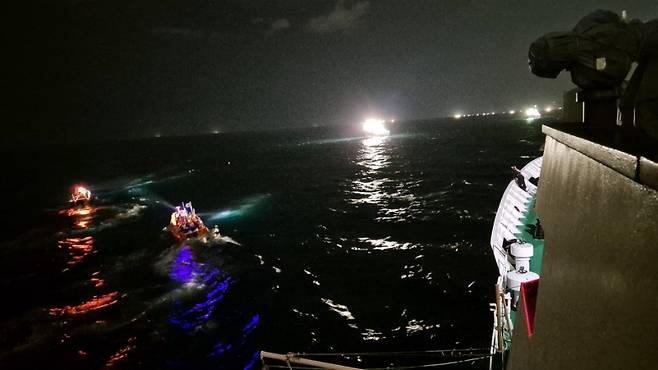 8일 밤, 해경이 침몰한 금성호 실종 선원에 대한 야간 수색을 하고 있다. (제주지방해양경찰청 제공)