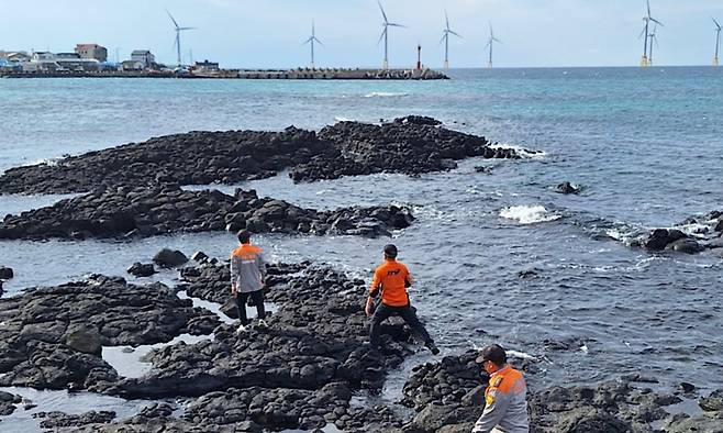 금성호 침몰사고 이틀째인 9일, 제주도 해안에서 도보 수색이 진행되고 있다. (제주소방안전본부 제공)