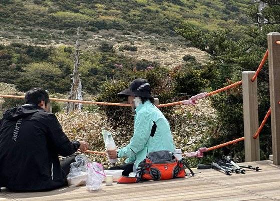 한라산 윗세오름대피소에서 몰래 음주를 하고 있는 등반객들. 최충일 기자