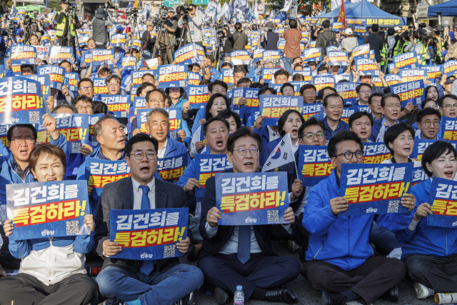 ▲ 더불어민주당 이재명 대표와 박찬대 원내대표를 비롯한 의원들이 지난 2일 서울 중구 서울역 일대에서 더불어민주당 주최로 열린 김건희 윤석열 국정농단 규탄·특검 촉구 국민행동의 날에서 구호를 외치고 있다. 연합뉴스 자료사진