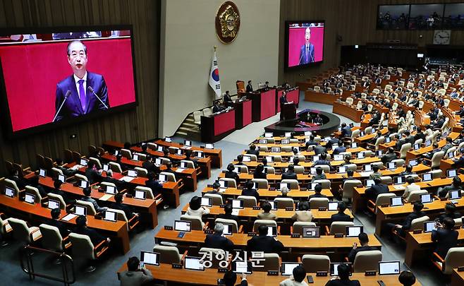 <대통령 대신 한 총리> 한덕수 국무총리가 4일 국회 본회의장에서 윤석열 대통령을 대신해 내년도 정부 예산안에 대한 시정연설을 하고 있다. 현직 대통령이 시정연설에 불참한 건 11년 만이다. 박민규 선임기자