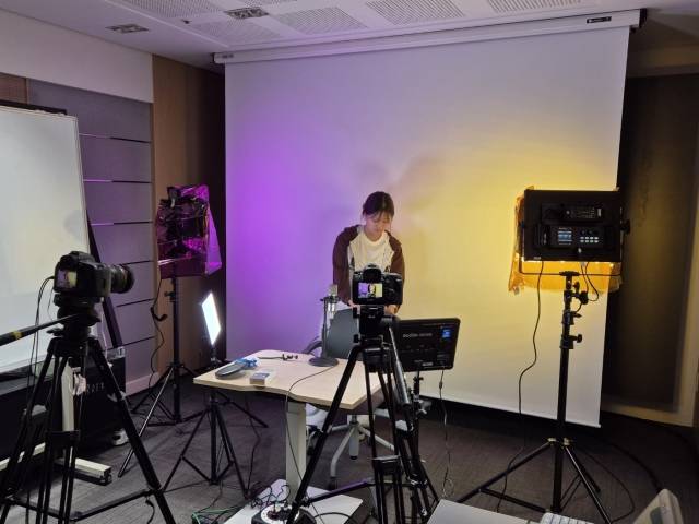 숙튜디오 학생이 촬영을 준비하고 있다. 숙튜디오 노연주씨 제공