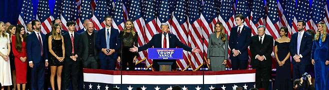 미국 대선 다음날인 6일 승리 연설하는 도널드 트럼프 당선인. <AFP 연합뉴스>