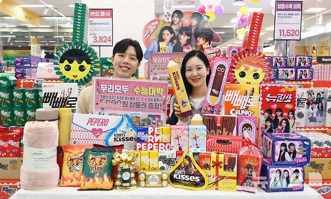 [서울=뉴시스] 전신 기자 = 6일 서울 이마트 청계천점에서 모델들이 '수능&빼빼로데이' 기획전을 소개하고 있다. 이마트는 빼빼로와 초콜릿 등 수험생에게 선물하기 좋은 과자류 행사 상품을 2만 5천원 이상 구매하는 고객에게 신세계상품권 5천원권을 증정한다. 2024.11.06. photo@newsis.com