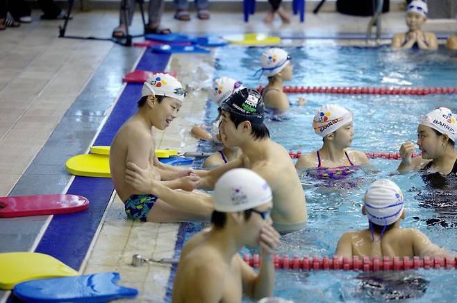 [서울=뉴시스] 김진아 기자 = 한국수영의 간판 황선우가 9일 경기 고양시 서울YMCA 고양국제청소년문화센터에서 열린 '라커 룸 위드 팀 CJ : 스윔 투 드림'에서 초등부 선수 등 참여 학생들에게 수영 멘토링을 하고 있다. (사진=CJ 제공) 2024.11.09. photo@newsis.com *재판매 및 DB 금지