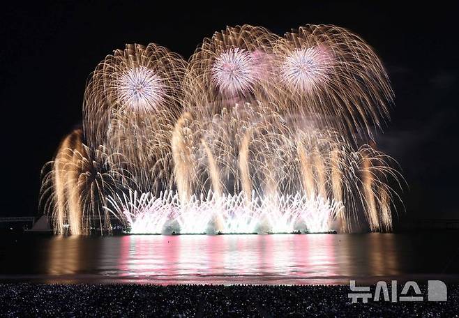 [부산=뉴시스] 하경민 기자 = '제19회 부산불꽃축제'가 열린 9일 부산 수영구 광안리해수욕장 일대에서 광안대교를 배경으로 화려한 불꽃쇼가 펼쳐지고 있다. 2024.11.09. yulnetphoto@newsis.com