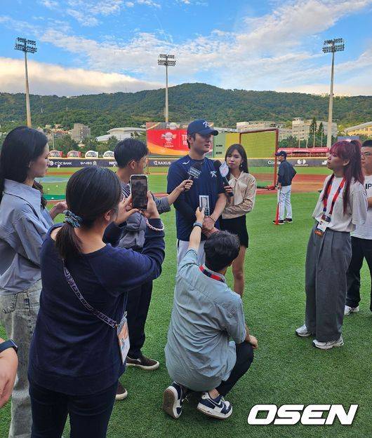 [OSEN=타이베이(대만), 이후광 기자] 곽빈을 향한 대만 기자들의 뜨거운 취재 열기 / backlight@osen.co.kr