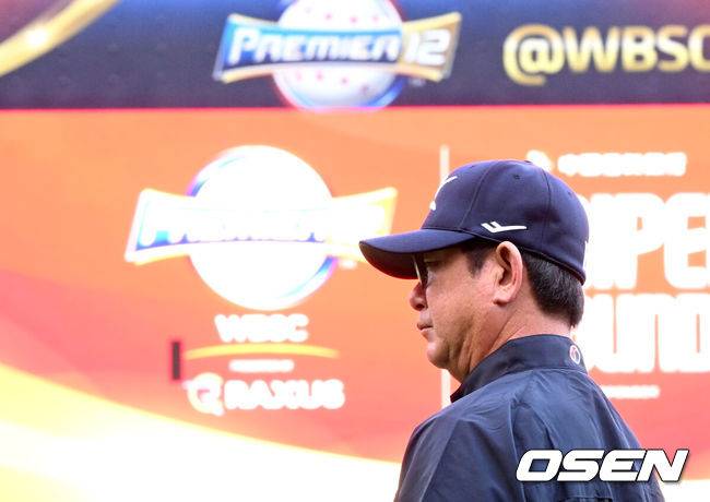 [OSEN=타이베이(대만), 이대선 기자] 류중일 감독이 이끄는 프리미어12 야구대표팀이 9일 오후 대만 티엔무야구장에서 훈련을 진행했다.류중일 감독이 이끄는 야구대표팀은 대만, 쿠바, 일본, 도미니카공화국, 호주와 프리미어12 B조에 편성됐다. 지난 8일 결전지 대만 타이베이에 입성한 류중일호는 9일 훈련, 10일 대만 프로팀과의 연습경기, 12일 훈련으로 현지 분위기를 익힌&nbsp;뒤 13일 타이베이돔에서 대만과 B조 예선 첫 경기를 치른다.조별예선에서 최소 2위에 올라야 슈퍼라운드가 열리는 일본 도쿄돔으로 향할 수 있으며, 대표팀의 목표는 슈퍼라운드 진출이다.류중일 감독이 훈련 중인 선수들을 바라보고 있다. 2024.11.09 /
