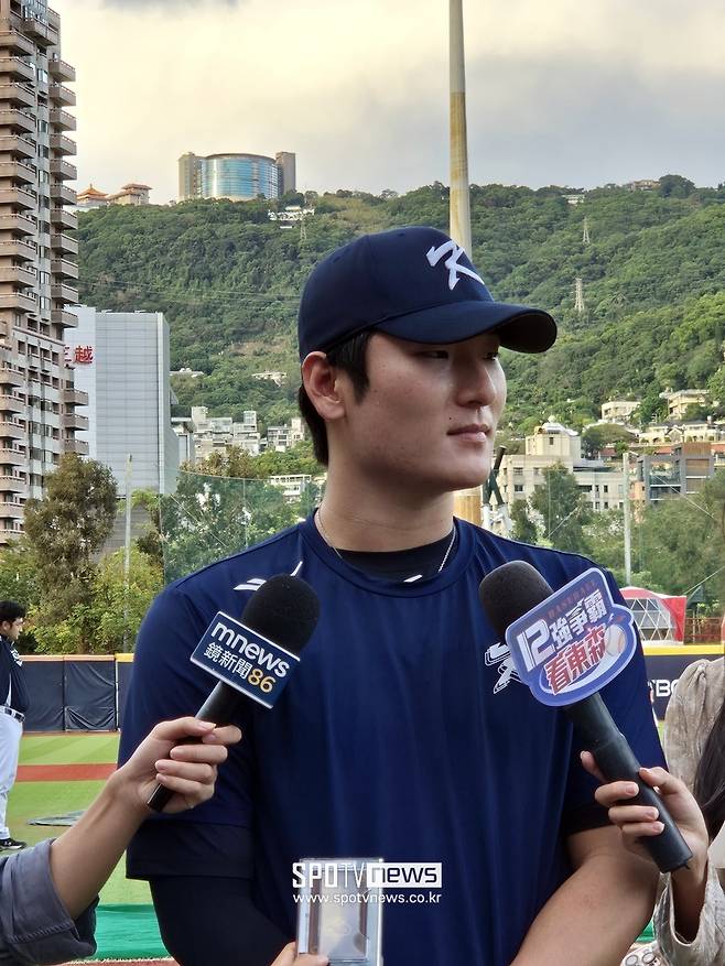 ▲ 두산 베어스 곽빈은 대만 취재진에게 큰 관심을 받았다. ⓒ 타이베이(대만), 김민경 기자