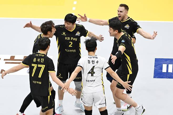 기뻐하는 KB손해보험 선수들 (서울=연합뉴스) 황택의(2번) 등 KB손해보험 선수들이 9일 의정부체육관에서 열린 프로배구 남자부 한국전력과의 홈 경기에서 승리한 뒤 기뻐하고 있다. [한국배구연맹 제공. 재판매 및 DB금지]