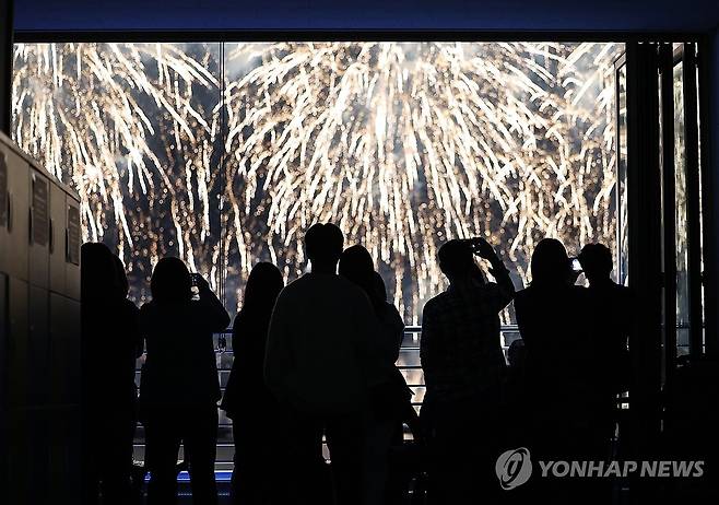 불꽃 관람 (부산=연합뉴스) 손형주 기자 = 9일 오후 부산 수영구 광안리해수욕장 일대에서 열린 제19회 부산불꽃축제에서 광안대교를 배경으로 화려한 불꽃이 가을 바다를 수놓고 있다. 2024.11.9 handbrother@yna.co.kr