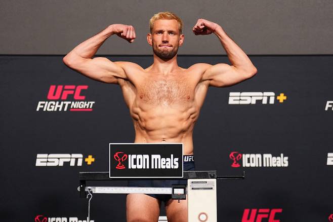 경기전 계체를 진행하는 레이니어 더 리더. 사진=UFC