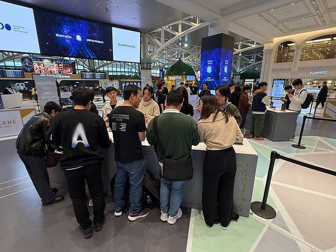 - 상영회와 더불어 수많은 인파가 몰렸다