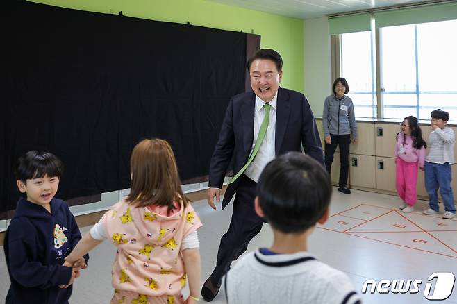 윤석열 대통령이 21일 오후 늘봄학교 초1 맞춤형 프로그램 참관을 위해 강원 원주시 명륜초등학교를 찾아 전래놀이 프로그램 진행 중인 교실에서 어린이들과 술래잡기 놀이를 하고 있다. (대통령실 제공) 2024.3.21/뉴스1 ⓒ News1 안은나 기자