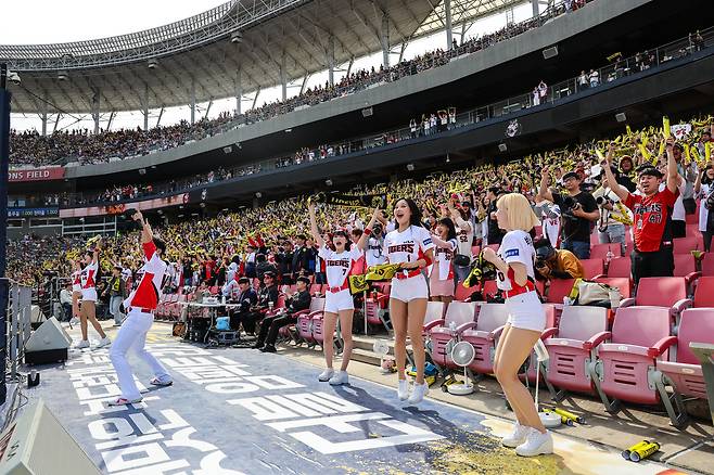 KIA 타이거즈를 열성적으로 응원하는 응원단과 팬들. (KIA 제공)