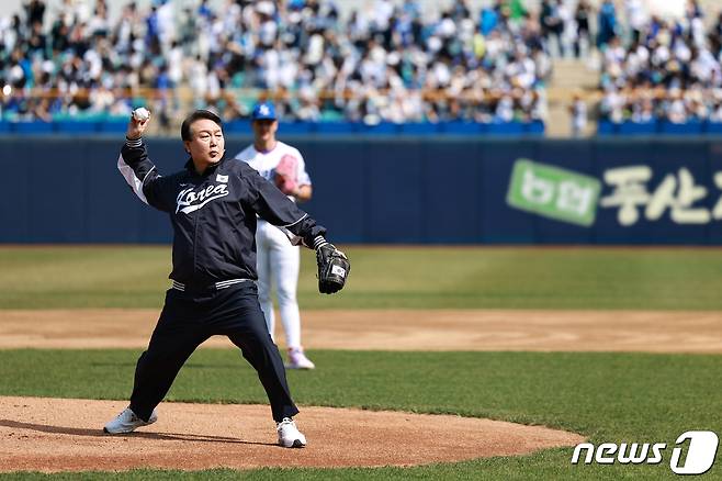 윤석열 대통령이 지난 2023년 4월 프로야구 개막전에서 시구하는 모습. (대통령실 제공) 2023.5.27/뉴스1 ⓒ News1 오대일 기자