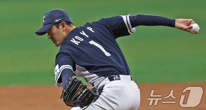 2일 오후 서울 구로구 고척스카이돔에서 열린 '2024 K-BASEBALL SERIES' 대한민국 야구 대표팀과 쿠바 대표팀의 평가전 2차전, 3회말 대한민국 두번째 투수로 등판한 고영표가 역투하고 있다. 2024.11.2/뉴스1 ⓒ News1 장수영 기자