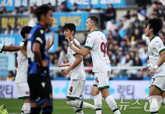 10일 오후 인천 중구 인천축구전용경기장에서 열린 '프로축구 하나은행 K리그1 2024 37라운드' 인천 유나이티드와 대전 하나시티즌의 경기에서 대전 안톤이 팀의 두번째 골을 성공시킨 후 환호하고 있다. 2024.11.10/뉴스1 ⓒ News1 오대일 기자