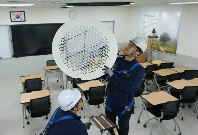 삼성전자서비스 엔지니어들이 수능 시험장에 설치된 삼성전자 시스템에어컨을 사전점검하는 모습(사진=삼성전자)