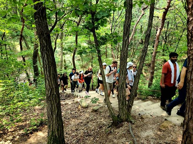 외국인 등산객들이 북한산 둘레길을 등산하고 있다. / 서울관광재단 제공