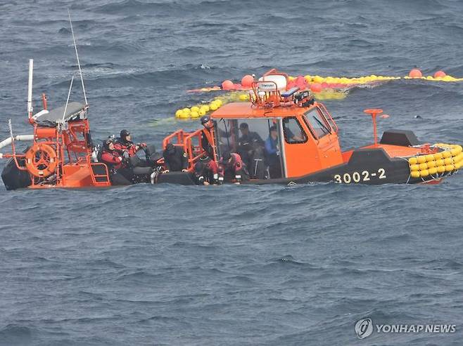 제주 비양도 북서쪽 해상에서 발생한 금성호 침몰사고 이틀째인 9일 사고 해역 인근에서 실종자를 찾기 위한 해경 수색이 진행되고 있다.ⓒ연합뉴스