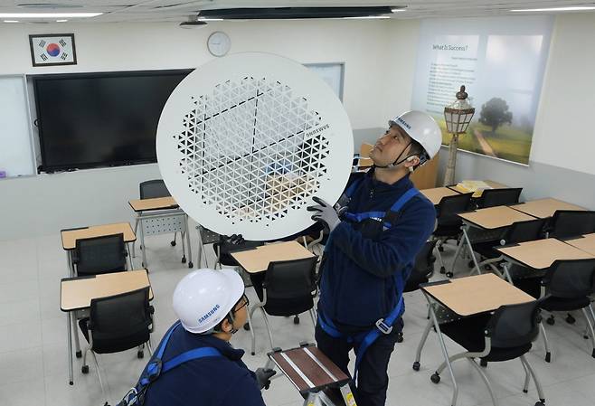 삼성전자서비스가 2025학년도 대학수학능력시험을 앞두고 전국 수능 시험장의 ‘시스템에어컨 사전 점검’ 캠페인에 나섰다. 수능 시험장에 설치된 삼성전자 시스템에어컨의 냉·난방 성능, 기능 이상 여부 등을 꼼꼼히 점검하여 쾌적한 환경이 조성될 수 있도록 지원하기 위함이다. 삼성전자서비스는 수능 시험 전날인 13일까지 서울, 강원, 충남, 대구, 부산 등 전국 10개 시도 교육청 관할 250여 시험장에 전문 엔지니어를 파견해 실외기 냉매 상태 측정, 실내기 소음 확인, 시험 가동 등 체계적인 점검을 진행하고 있다. 사진은 삼성전자서비스 엔지니어들이 수능 시험장에 설치된 삼성전자 시스템에어컨을 사전점검하는 모습. 삼성전자서비스 제공