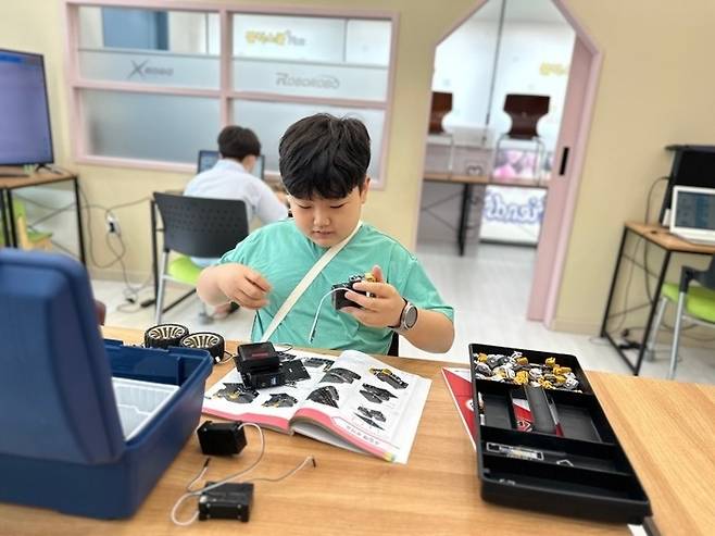 윤지욱 군은 7살 때 엄마가 사준 아두이노 보드를 접하면서 코딩에 재미를 붙였다. (사진=윤지욱 군)