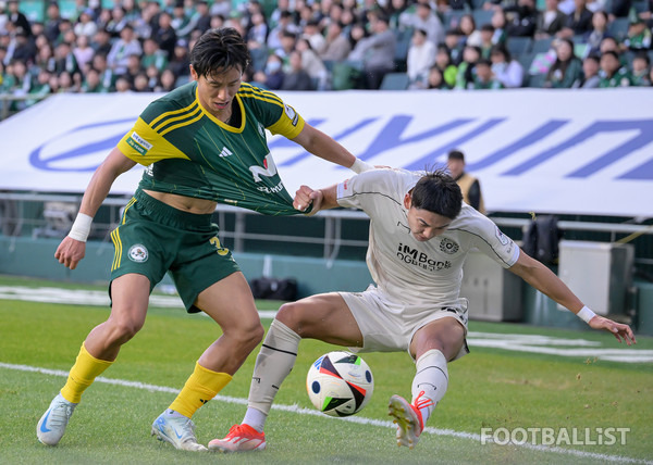 김태환(왼쪽, 전북 현대), 정치인(오른쪽, 대구FC). 서형권 기자