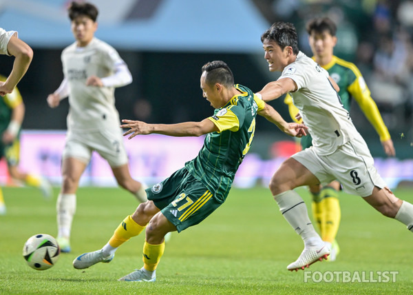 문선민(왼쪽, 전북 현대), 이찬동(오른쪽, 대구FC). 서형권 기자