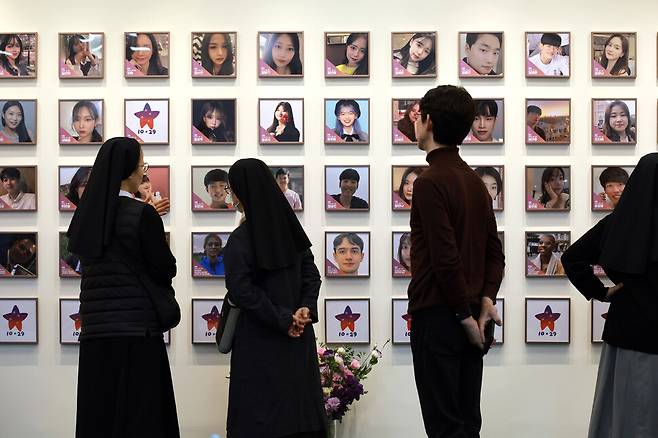 10일 오후 서울 종로구 적선현대빌딩에 마련된 10.29 이태원 참사 기억·소통공간 ‘별들의 집’에서 개소식이 열리고 있다. 개소식에 참석한 시민들이 이태원 참사 희생자들의 사진을 보고 있다. 정용일 선임기자