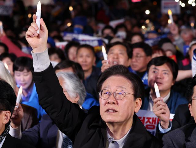 이재명 더불어민주당 대표가 지난 9일 서울 세종대로에서 더불어민주당이 주최한 '제2차 김건희 윤석열 국정농단 규탄·특검 촉구 국민행동의 날'에서 노래를 부르고 있다. 뉴시스