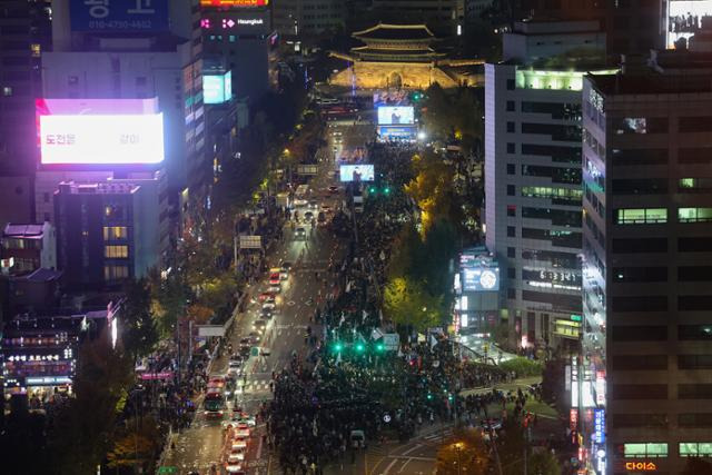 지난 9일 저녁 서울 중구 숭례문 일대에서 '촛불행동 114차 촛불대행진' 등 야간 집회가 열리고 있다. 연합뉴스