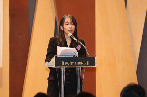 한국인 최초로 노벨문학상을 수상한 한강 작가가 17일 서울 강남구 아이파크타워에서 열린 제18회 포니정 혁신상 시상식에서 수상소감을 말하고 있다. [사진=사진공동취재단]