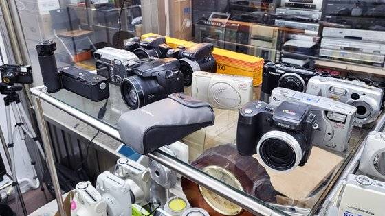 서울 종로 세운상가 카메라 매장의 구형 디지털 카메라. 사진=노유림 기자