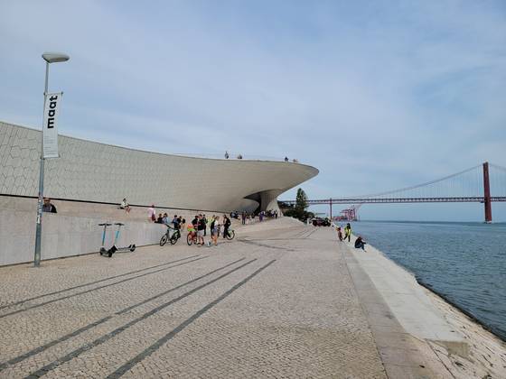 리스본의 새 랜드마크로서 테주 강변을 바라보는 현대미술관 MAAT. 문소영 기자