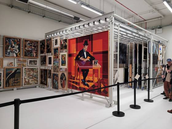 굴벤키안 미술관 수장고. 포르투갈 대표 시인 페소아의 초상화가 있다. 문소영 기자