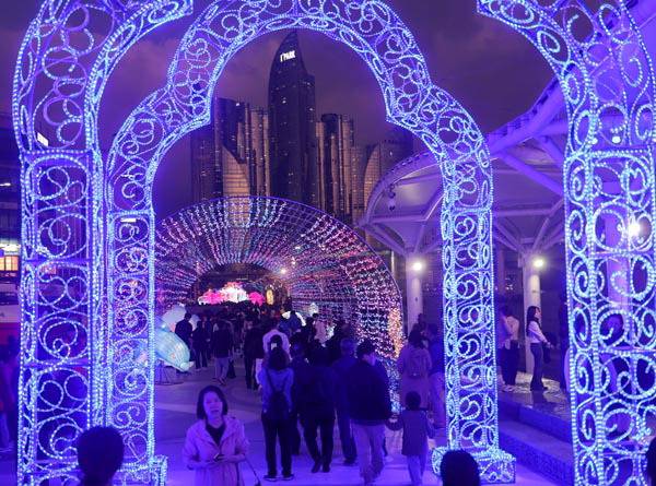 지난 2일 민락수변공원에서 열린 수영구 주최 1회 밀락루체페스타축제. 김동하 기자