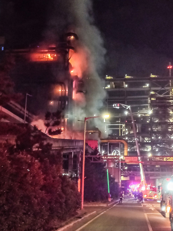 Firefighters extinguish a fire that broke out at Posco's steel mill in Pohang, North Gyeongsang, early Sunday morning. [YONHAP]