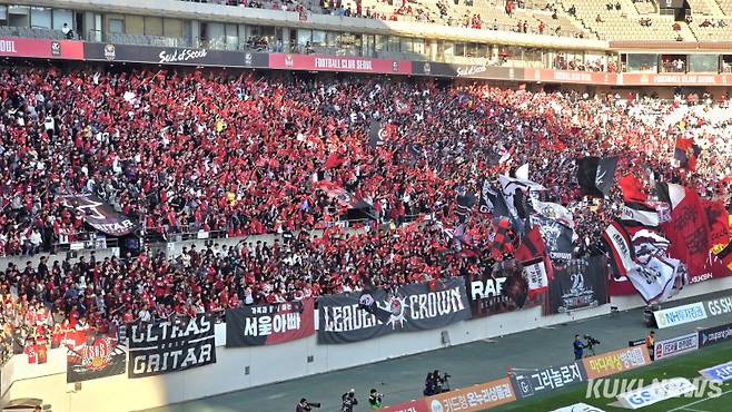 10일 서울 월드컵경기장을 찾은 FC서울 팬. 사진=김영건 기자 