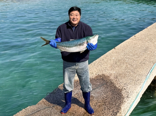 양준혁이 경북 포항시 구룡포읍에 위치한 자신의 양식장에서 방어를 들어 보이고 있다. 본인 제공