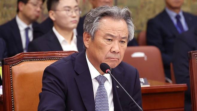 이기흥 대한체육회장이 지난달 22일 국회에서 열린 문화체육관광위원회 국정감사에 출석, 의원 질의를 듣고 있다/사진=연합뉴스