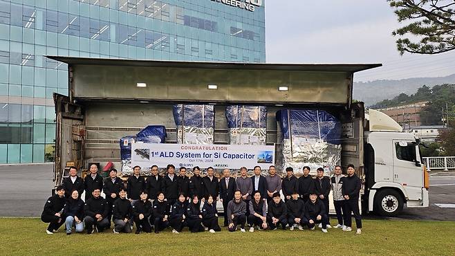 주성엔지니어링이 지난달 17일 DTC 실리콘 캐패시터 생산용 원자층증착 장비를 출하했다.