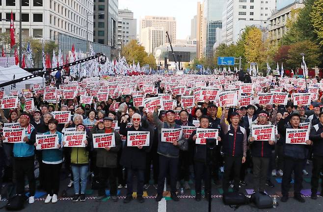 9일 서울 세종대로에서 민주노총을 주축으로 열린 '전국노동자대회·1차 퇴진 총궐기 대회'에서 집회 참가자들이 현 정권에 대한 퇴진을 요구하며 구호를 외치고 있다.  뉴스1