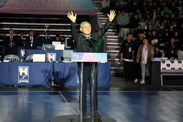 사진 신한SOL페이 24-25핸드볼 H리그 개막식 축사에 앞서 팬들에게 인사하는 유인촌 문화체육관광부 장관, 사진 제공=한국핸드볼연맹