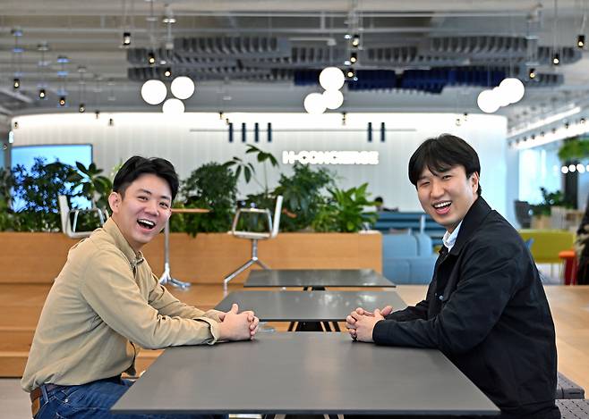 현대자동차 하이테크센터의 이건영(왼쪽부터) 서비스 엔지니어와 김선하 서비스 엔지니어. [현대차 제공]