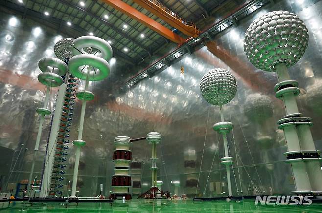 [창원=뉴시스] 한국전기연구원 창원 본원에 구축되어 26일 준공식을 가진 'HVDC(초고압 직류송전) 시험동' 내부 시험인프라 장비.(사진=한국전기연구원 제공) 2023.04.26.  photo@newsis.com