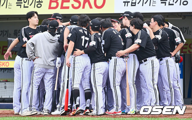 [OSEN=대구, 이석우 기자] 13일 대구 삼성라이온즈파크에서 2024 신한 SOL뱅크 KBO 포스트시즌 플레이오프 삼성 라이온즈와 LG 트윈스의 1차전 경기가 열렸다. 홈팀 삼성은 레예스를 선발로, 방문팀 LG는 최원태를 선발로 투입했다.LG 트윈스 선수들이 경기에 나서기 전 선전을 다짐하고 있다. 2024.10.13 / foto0307@osen.co.kr