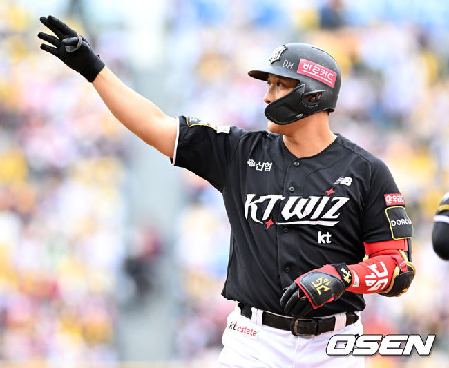 [OSEN=잠실, 이대선 기자] 6일 서울 잠실야구장에서 2024 신한 SOL뱅크 KBO 포스트시즌 준플레이오프 2차전 LG 트윈스와 KT 위즈의 경기가 열렸다. 2회초 2사 3루에서 KT 황재균이 좌전 적시타를 치고 환호하고 있다. 2024.10.06 /sunday@osen.co.kr