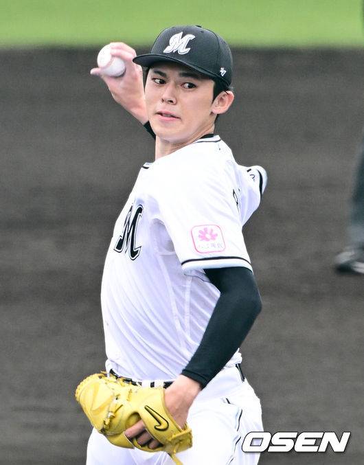 [OSEN=오키나와(일본), 조은정 기자]&nbsp;1회초 지바 롯데 선발 사사키가 힘차게 공을 던지고 있다. 2024.02.25 /cej@osen.co.kr